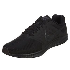 NWOT all black Nike tennis shoes